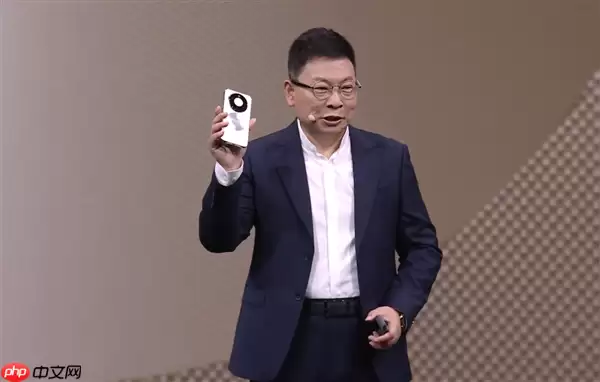 华为Mate 80系列首发亮相！余承东手持真机：8字双环 外观独一无二