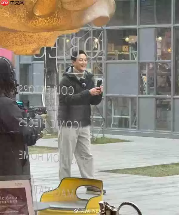 吴彦祖手持小米17 Ultra现身！