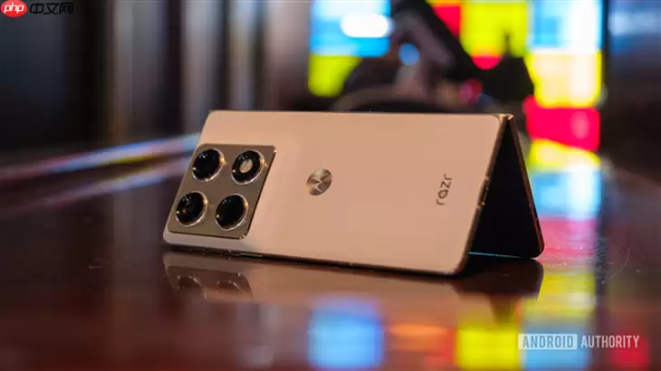 moto推出首款大折叠手机 8.1英寸2K内屏