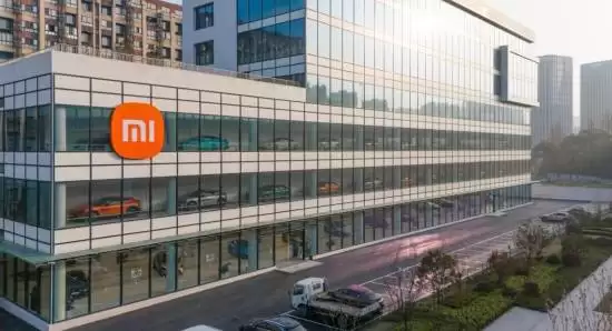 杭州最大小米汽车旗舰店亮相：玻璃城堡式SU7展厅成网红打